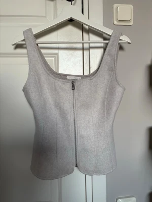 Topp Zara - Super fin grå tröja från Zara. Har en dragkedja fram, aldrig använd💓