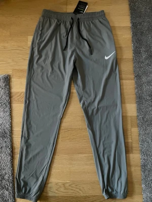 Nike byxor  - Helt nya Nike byxor storlek L med fungerar som storlek S oanvända 