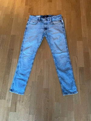 Replay jeans - Säljer ett par ljusblå Replay jeans modell anbass i storlek W33 L32. Bra skick, inga defekter. Pris 599. Pris kan diskuteras 