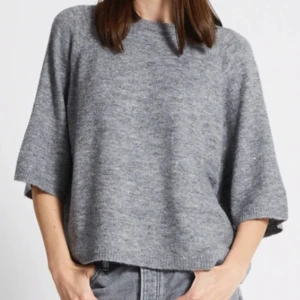 Grå stickad tröja från 157, S - Mysig grå stickad tröja från 157 med avslappnad passform och trekvartsärmar. Tröjan har rund halsringning och är perfekt för lager-på-lager under kyliga dagar. Enkel och stilren design som funkar till allt. Säljer för att den helt enkelt inte kommer till användning längre!❤️