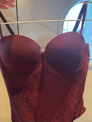 Body från intimissimi  - Säljer denna superfina vinröda body från intimissimi som endast är använd vid ett tillfälle, köptes för 699 i butik nu i januari💕