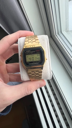 Guldig digital klocka från Casio - Snygg digital klocka från Casio i guldigt metallarmband och fyrkantig display. Klockan har klassisk retrostil med digital tidvisning, alarm och datumfunktion. Perfekt accessoar för dig som gillar stilrena och tidlösa detaljer.