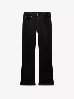 Svarta bootcut jeans från ZARA - Snygga svarta bootcut jeans från ZARA med klassisk femficksmodell och låg midja. Jeansen har raka ben med lätt utsvängd passform och är tillverkade i ett mjukt denimtyg med stretch för extra komfort. Helt oanvända med prislapp kvar. 