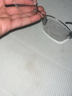 Versace Silvriga rektangulära solglasögon - Stilrena solglasögon med rektangulära, genomskinliga linser och tunna silvriga metallbågar. Minimalistisk design som ger en clean och modern vibe. Perfekta för dig som gillar en enkel men trendig look. De Versace glas ögon äkta men söndriga köpte för 3,5 