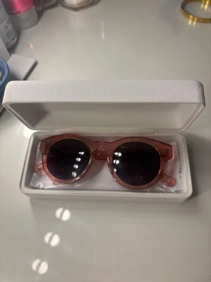 003 Chimi guava  - Jätte söta chimi glasögon i modell 003 färg Guava. Kommer inte till användning och inga defekter 