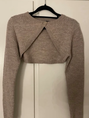 Beige cropped bolero med knapp Gina  - Mycket bra skick 