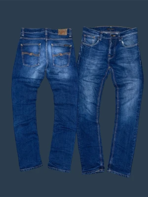 Nudie grim tim - Säljer nu dessa feta nudie grim tim med en riktigt snygg färg. Jeansen sitter i en slim passform. Hör av dig vid minsta lilla fråga. Pris går att diskutera vid snabb affär! Mått: Midja: 41cm Längd: 105cm Lår: 23cm Smalben: 17cm Benöppning: 17cm