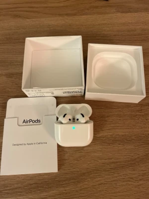 Apple AirPods 4 med laddningsetui - Säljer ett par endast testade vita Apple AirPods 4med trådlöst laddningsetui. Snygg och stilren design i blank plast, perfekt för dig som vill ha smidiga in-ear hörlurar med bra ljud och enkel anslutning till iPhone. Originalförpackning och manual medföljer. 