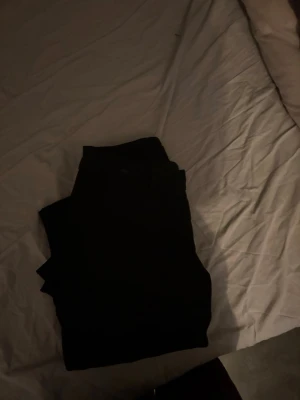 Svarta kostymbyxor med rak passform - Säljer ett par svarta kostymbyxor modellen Vera från bikbok