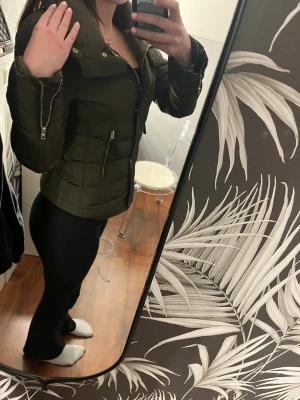 Figursydd jacka ifrån Bershka  - Vår/höst jacka ifrån Bershka i en fin grön färg. Säljer då den är lite för liten på mig. Inga defekter alls. Den har fina guld detaljer på dragkedja knappar osv. 
