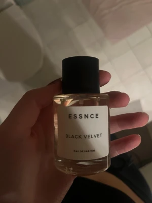 Essnce Black Velvet Eau de Parfum - En stilren parfym från Essnce med namnet Black Velvet. Det är en doup på YSL Black Opium. Endast provad!!