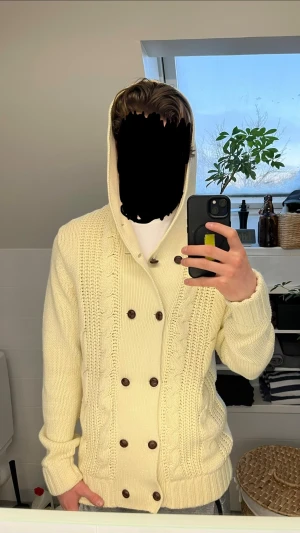 Stickad hoodiekofta med knappar - Hej! Säljer en krämvit stickad hoodie med dubbelknäppning framtill från Selected Homme. Endast 449kr!!!🔥Tröjan passar bäst i storlek M. Skick 8/10✅. Hör av dig vid minsta fundering!