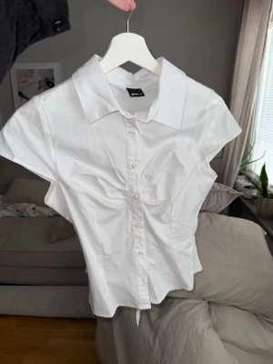 Kortärmad topp - Använd vid 1 tillfälle så i nyskick. Liten i storleken 🌸