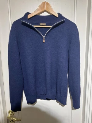 Stenströms half zip - Säljer just nu denna fräscha half zip tröjan från stenströms i mycket fint skick! Tröjan är i storlek XL men passar XS pga den har krymp i tvätten.  Kanske lite svårt att se men den sitter alldeles för liten på mig på bilden😅 Tveka inte att höra av er vid frågor och funderingar!🙌