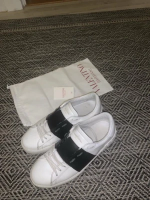 Valentino opens  - Säljer nu mina mycket välskötta valentino opens. Storlek 42,5 självklart äkta vet man hur valentino opens ser ut så ser man direkt att dessa är äkta. Finns även äkthetsbevis mm.