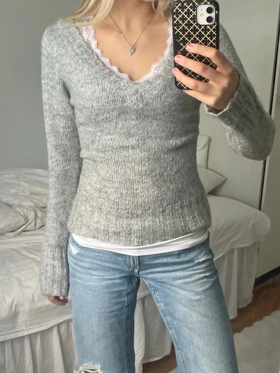 Grå stickad tröja med v-ringning - 2