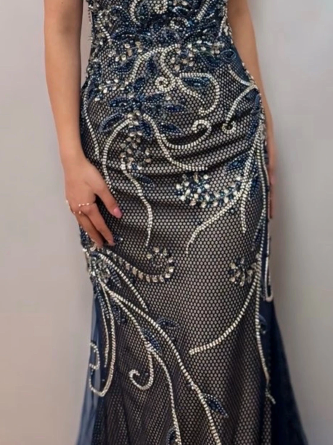 Blå långklänning med pärldetaljer - 1