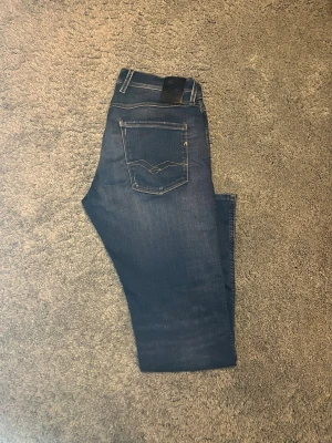 Replay Anbass W33 L32 - Säljer ett par feta Replay Anbass med lite slitningar på bakfickorna. Kom PM för fler bilder eller funderingar! Priset går att diskuteras.