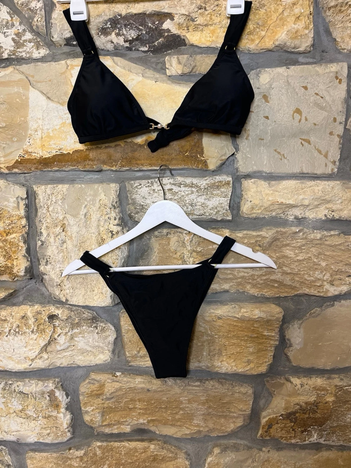 Svart bikini med knyt och ringdetaljer