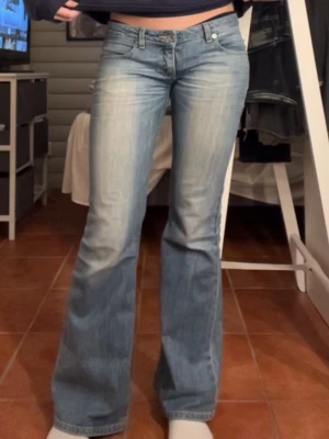 Ljusblå bootcut jeans från Big Star - Sitter som en smäck och är i bra skick. Jag är (167cm) och sitter perfekt i längden på mig. Säljer då dom inte används så mycket. Storlek 27. Köpte dom här på plick för 650kr. 37 midjemått och 76 i innebenslängd.