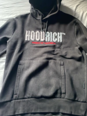 Svart HOODRICH hoodie med brodyr - Svart hoodie från Hoodrich den är skön använd 8 gånger bra skick 