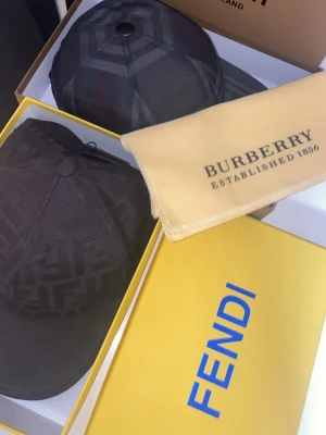 Svart Fendi keps och burrbrry keps - Säljer en burrberry keps och fensi keps säljer en för 700 men båda för 1200kr