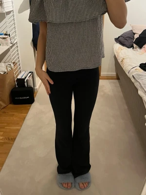 Volang topp - Säljer denna söta volang topp med svart/vitt rutigt mönster, köpt på zalando i storlek S/36🩷