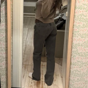 Grå straight jeans  - SUPER snygga grå jeans med en klassisk straight passform. De har en låg midja och sitter så snyggt där bak!!! Perfekta för en avslappnad stil. Jag är vanligtvis en S i byxor och de är lite baggy på mig, men modellen är så💖