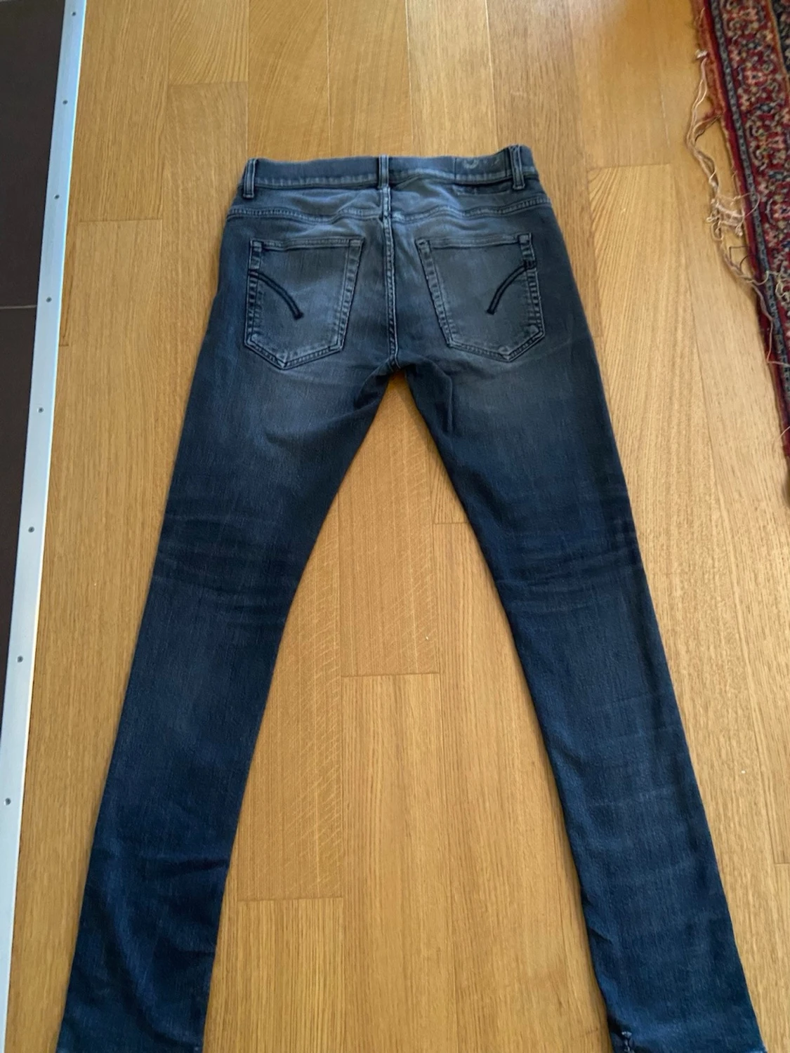 Gråa skinny jeans med tvättade detaljer - 1