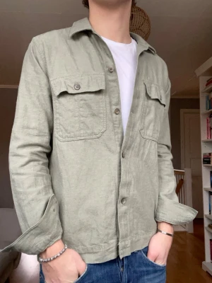 Only & Sons overshirt – strl S  - Snygg overshirt från Only & Sons i grön nyans. Perfekt lagerplagg till vår och höst. Enkel att styla och funkar till allt.  Skick: Bra skick Storlek: M Färg: Grön/khaki  Pris: 299 kr