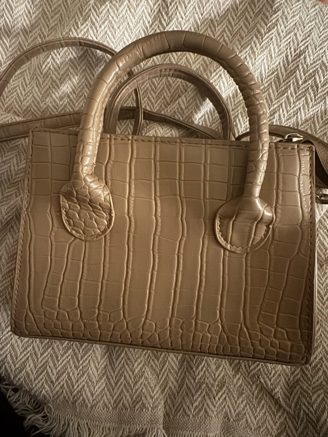 Beige handväska i krokopräglat skinn