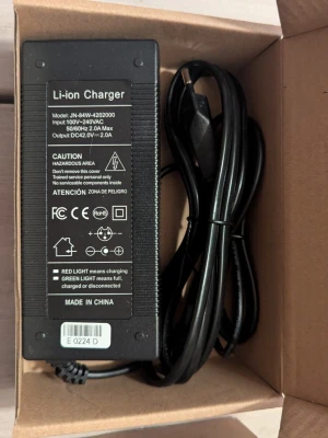 ***NY LADDARE elscooter!*** - Svart Li-ion laddare med utgång på 42V 2A och kontaktstorlek 5.5x2.1mm. Passar till elcyklar, elscootrar och andra enheter med samma laddningsport. LED-indikator visar laddstatus. Ingång: 100-240V AC.