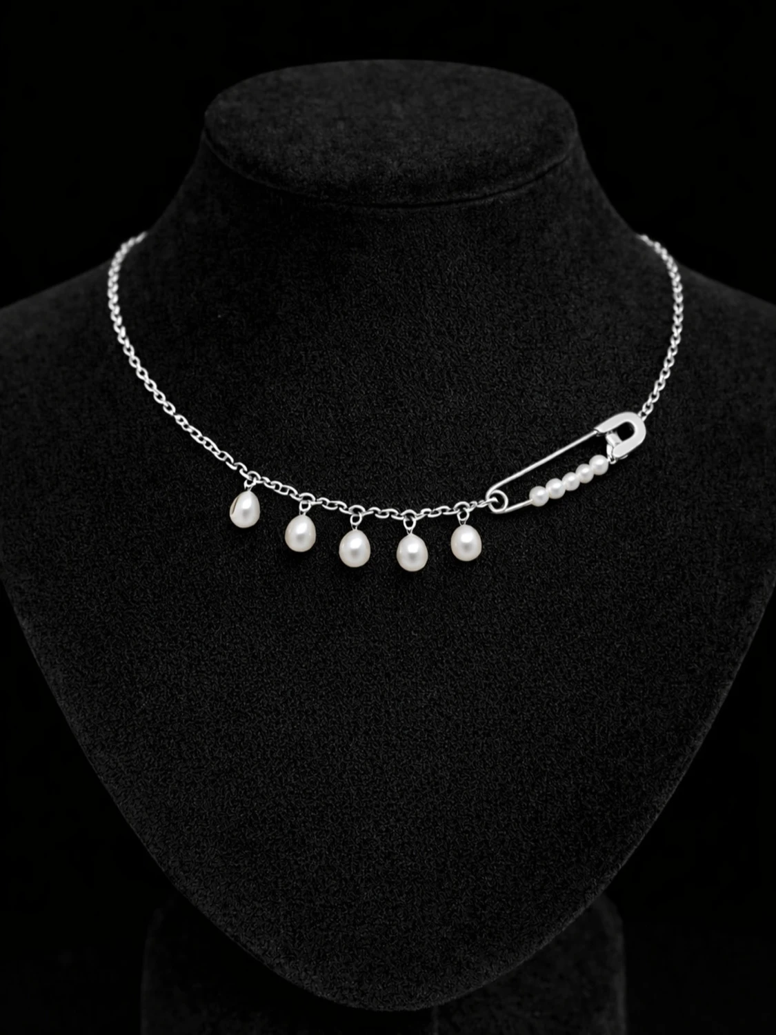 Silverhalsband med pärlor och säkerhetsnål