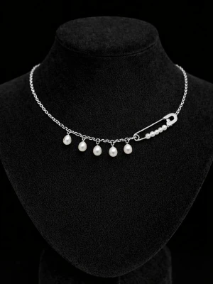 Silverhalsband med pärlor och säkerhetsnål - Unikt halsband i silverfärgad metall med fem hängande vita pärlor och en cool detalj i form av en säkerhetsnål dekorerad med små pärlor. Perfekt statement-piece för dig som gillar edgy och trendiga accessoarer.