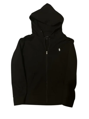 Polo Ralph Lauren Hoodie - Fin och fräsch tröja från Polo Ralph Lauren. Inga defekter alls och vid frågor eller funderingar så är det bara att skriva
