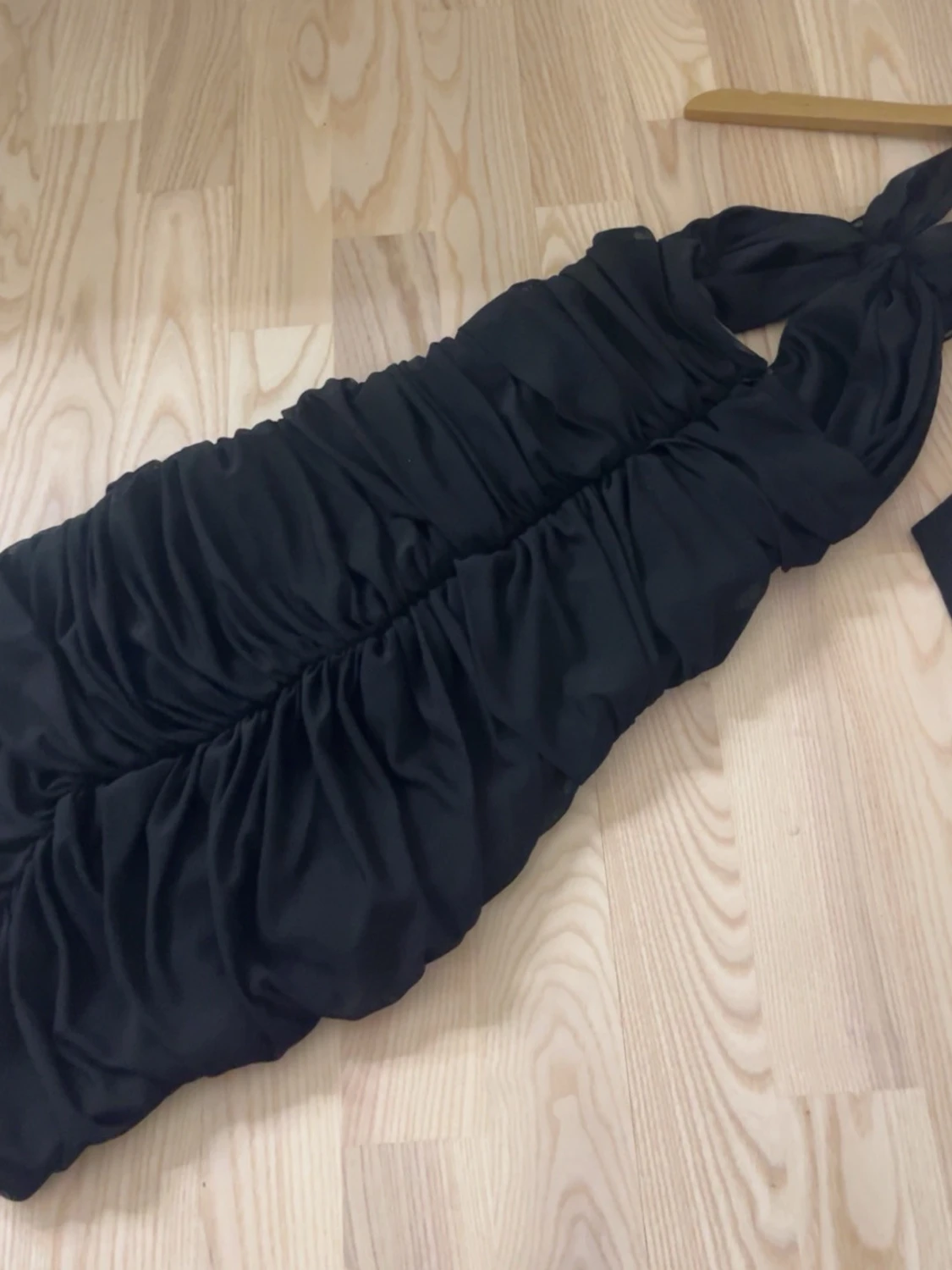 Svart omlott kortklänning med knyt - 3