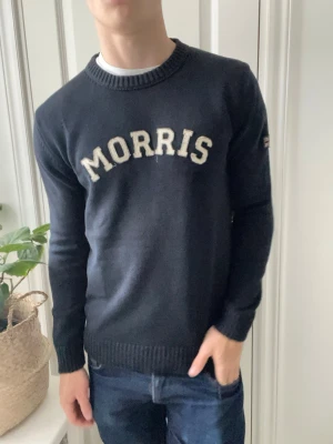 Morris tröja  - Morris tjock tröja i storlek M, inga defekter och passar perfekt på modellen som är 180 cm 75 kg! Kom med frågor 🙏 Färg Mörkblå / svart 