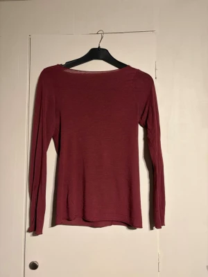 vinröd intimissmi tröja - vinröd intmissmi tröja i storlek s! ett litet hål i armhålan men inget som märks av