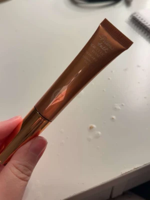 Charlotte Tilbury Pillow Talk Highlighter - Glowig flytande highlighter från Charlotte Tilbury i nyansen Pillow Talk. Kommer i en smidig tub med roséguldigt lock och applikator. Perfekt för att ge ansiktet en fräsch lyster och highlighta kindbenen. Innehåller 12 ml.