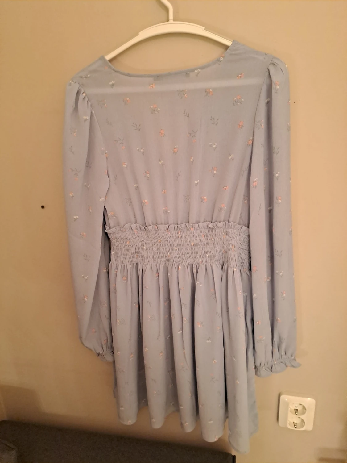 Ljusblå blommig omlottklänning - 1