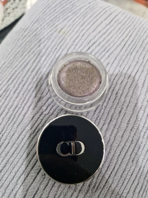 Dior Diorshow Fusion Mono 881 Hypnotique - Snygg ögonskugga från Dior i nyansen 881 Hypnotique. Färgen är skimrande taupe-lila med metallisk finish. Kommer i en rund glasburk med svart lock och silverfärgad CD-logga. Krämig formula som är lätt att applicera och ger intensiv färg.