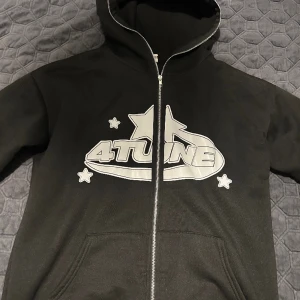 4TUNE - zipup - Knappt änvänd , storlek medium. Pris kan diskuteras