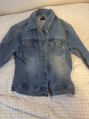 Jeans jacka - Fin jeansjacka, det finns små bruna prickar på bland annat ryggen och armar men de syns knappt. Hade passat bra för en cowboy kostym tycker jag, men också för vardagen 
