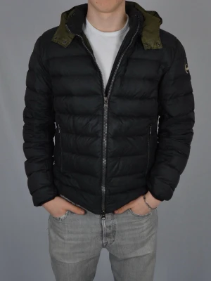 Colmar Jacka - Svart Colmar jacka i storlek 50 (M/L), Jackan är fin utvändigt men har några defekter på insidan, därav priset. Vid frågor eller funderingar är det bara att höra av sig!