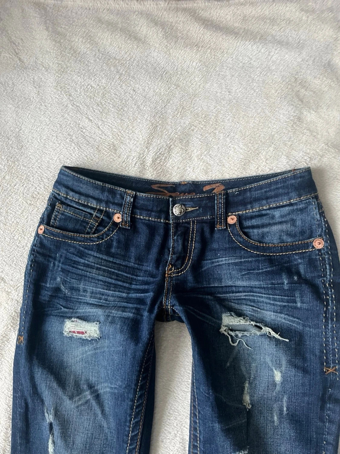 Lågmidjade jeans med slitningar  - 1