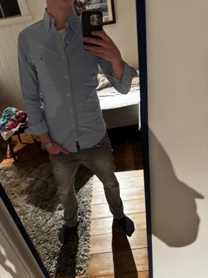 Ralph Lauren skjorta - Snygg ljusblå Ralph Lauren skjorta | Kanon skick | Modellen på bilden är 182 och väger 70 kg | P034