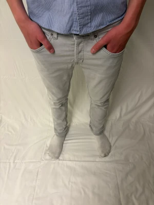 DONDUP GEORGE - Gråa dondup jeans (storlek 31). Nypris 4000kr vårt pris 1099kr! Om ni har några frågor kontakta oss!