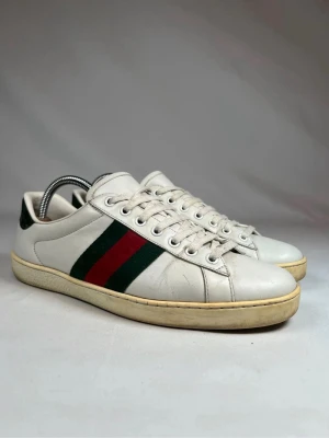 Gucci ace - Säljer ett par Gucci ace i US 8 som passar för storlek 42. Inget og följer med. Säljer dem just nu för 1799kr, dem e skit fräscha och i ett fint skick🙌