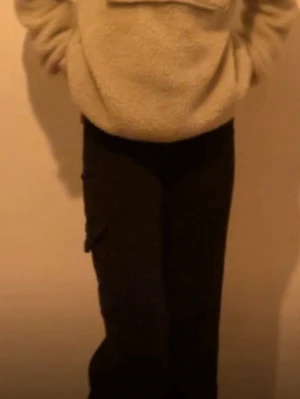 Svarta cargopants med fickor - Stilrena svarta cargopants med klassiska sidofickor och raka ben. Perfekta för en avslappnad streetwear-look. Byxorna har en enkel design utan synliga loggor och är tillverkade i ett mjukt material som känns bekvämt hela dagen.