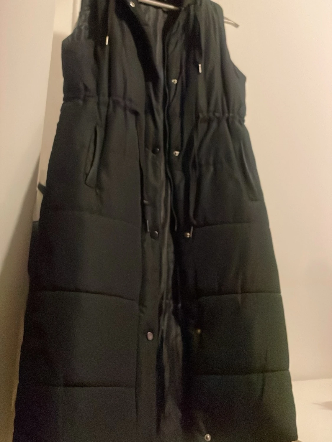 Svart lång dunväst med huva från Bubbleroom  - 2